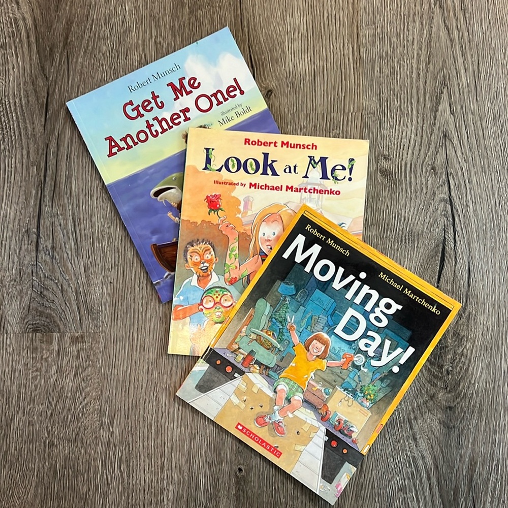 📚 2/$21 📚 Robert Munsch book Lot! Includes 3 scholastic softcover books!!